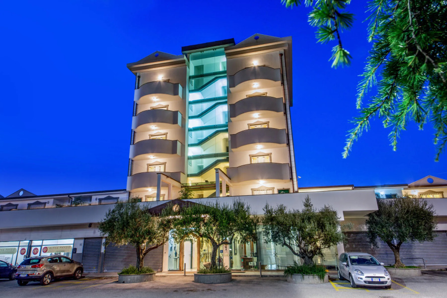 Отель Arcom Palace