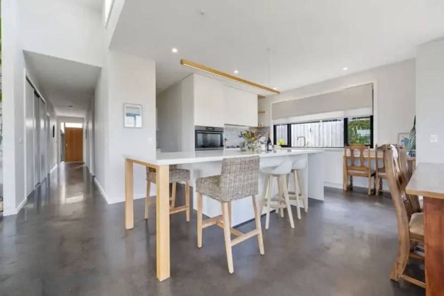 Modern Coastal Escape Pet Friendly With Fireplace