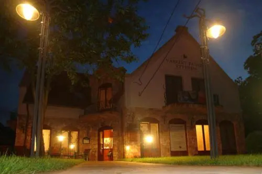 Diósgyori Castle Garden Bed and Breakfast und Restaurant