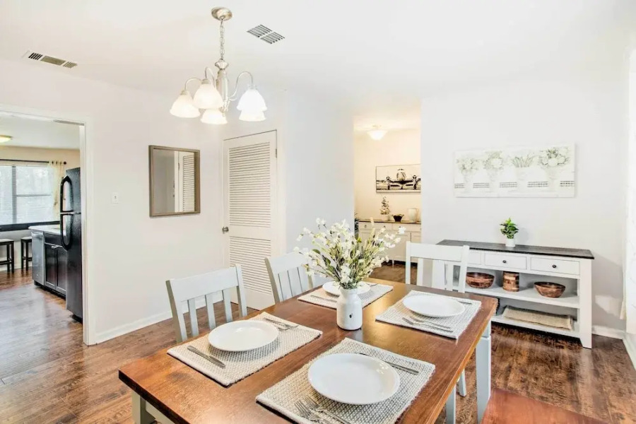 Bright Hinesville Home, 43 Mi to Savannah!