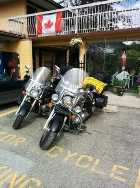 Hospitality Courtyard Inn