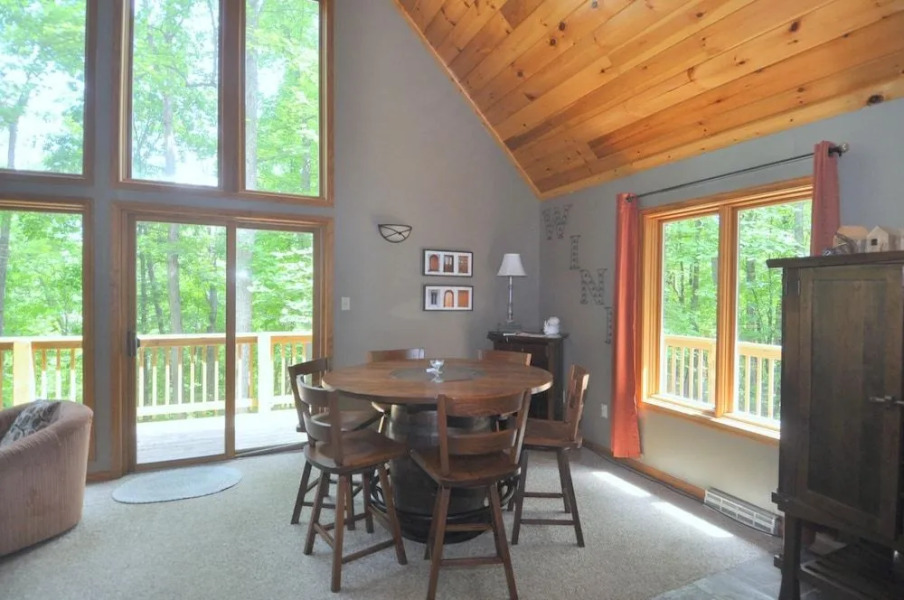 Sqyrls Nest - 3BR Retreat With a Hot Tub