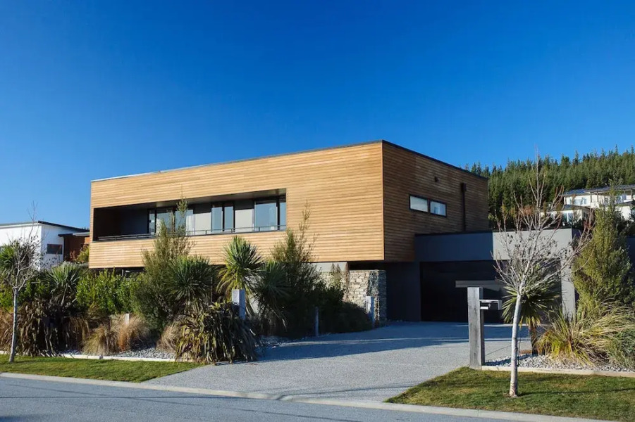 Clutha Place - Sleeps 8 - Lake Views - Balcony