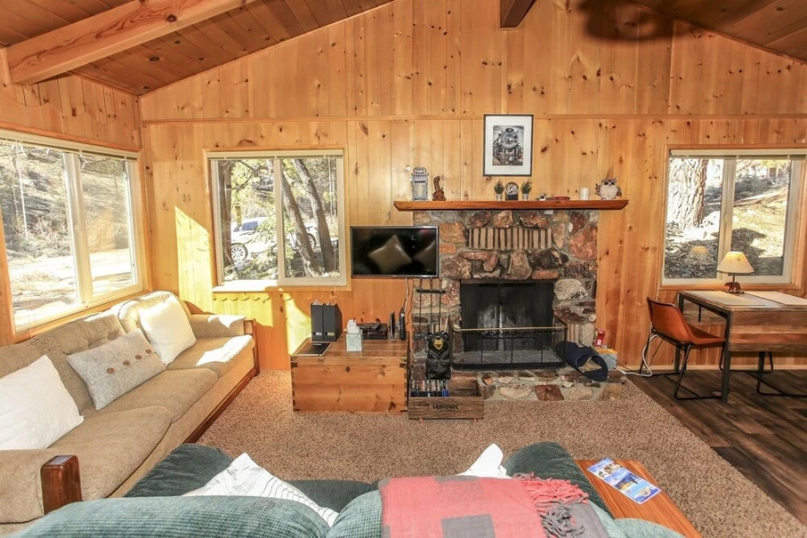 Owl Cabin - Sierra Style Cabin Located On A Quiet Road In Fawnskin And Backs Up To National Forest! 2 Bedroom Home