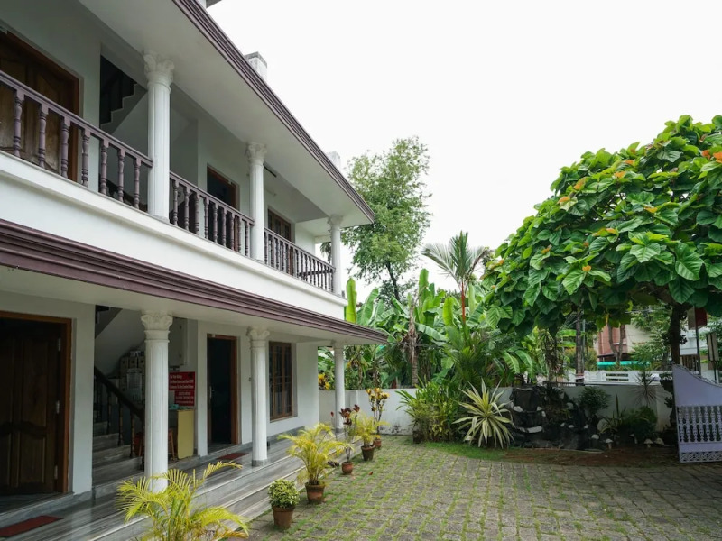 OYO 14172 Home Modern 2 BHK Palarivattam