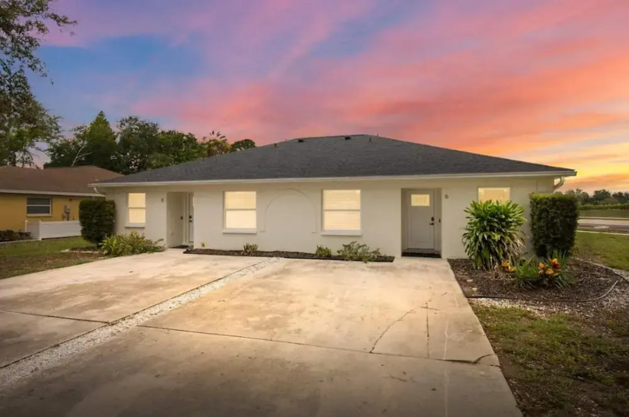Charming Florida Beach Home w King Bed Patio