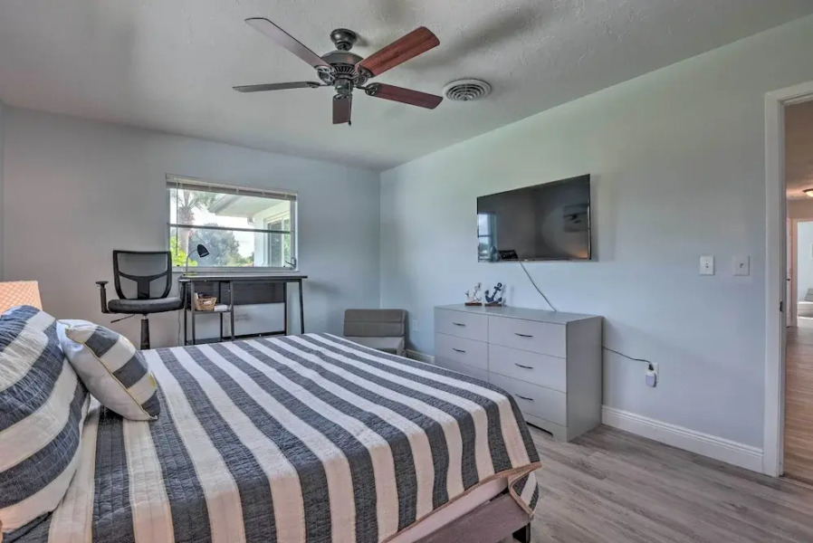 Waterfront Nokomis Escape w/ Dock, Kayaks & Bikes!