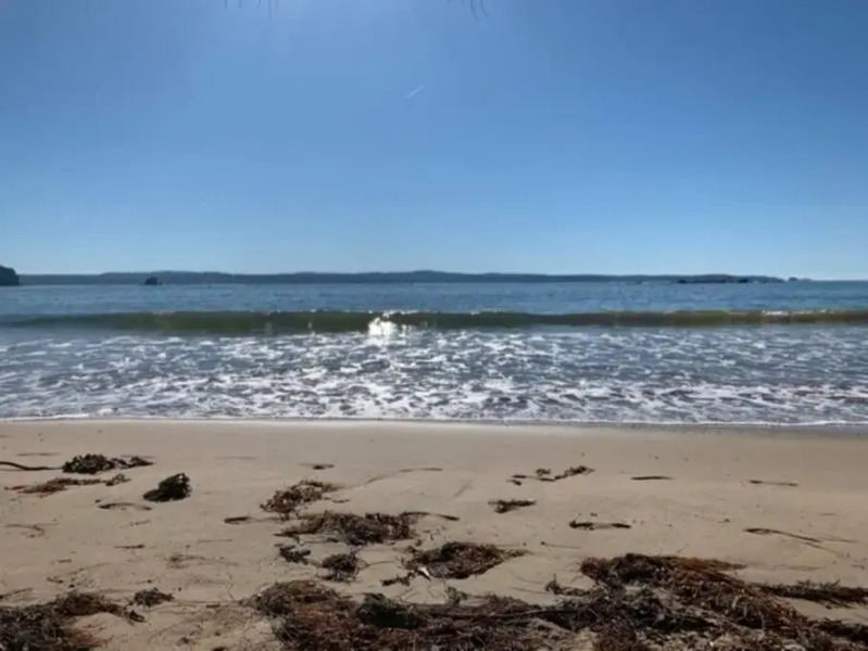 Sunny, 2-bedroom apartment with pool, 200m from Caseys beach