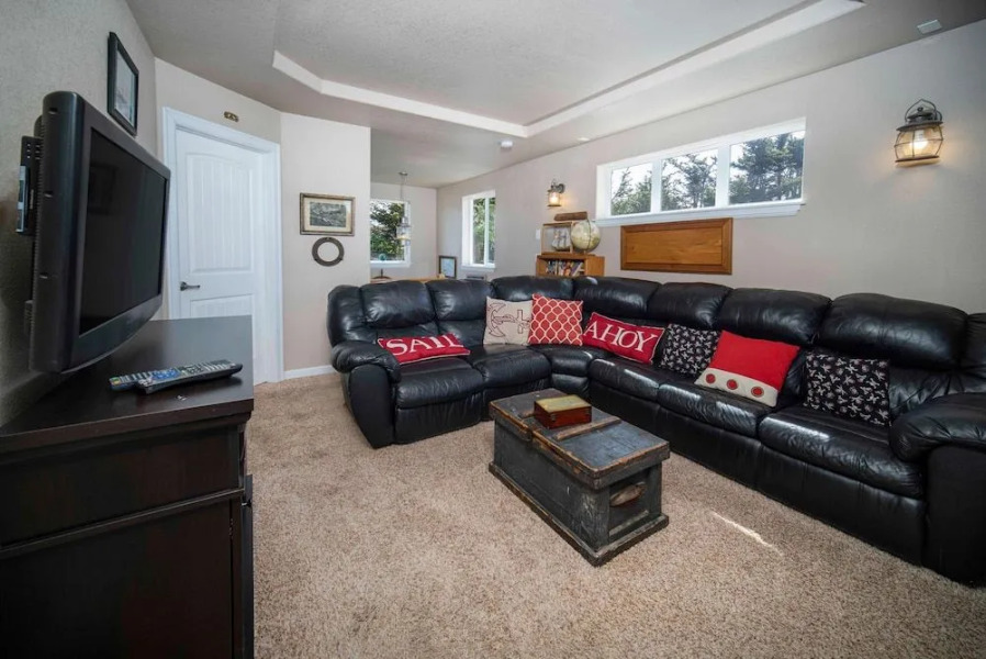 Beverly Beach Overlook for 8 by RedAwning