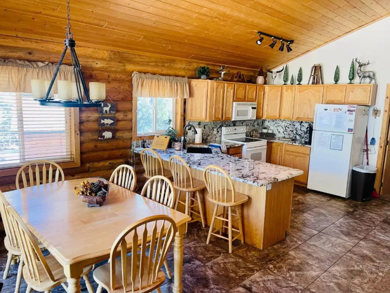 Adventure Awaits 3King Bed,2Bath Log Cabin in heart of Duck Creek Village!
