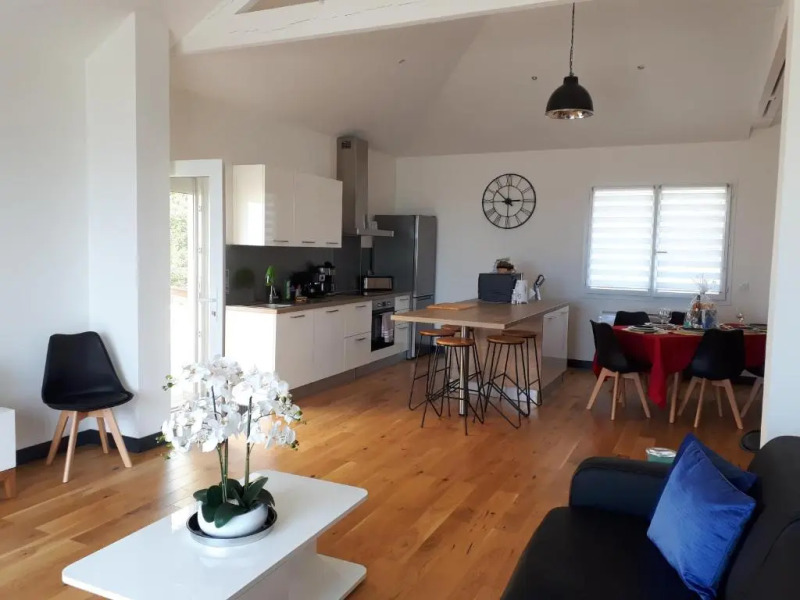 Maison et grande terrasse face mer