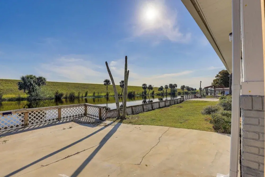 Sun-soaked Okeechobee Retreat w/ Canal Views!
