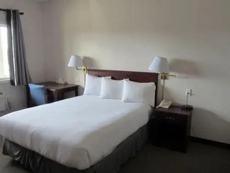 Royal Oak Inn and Suites & RV Park