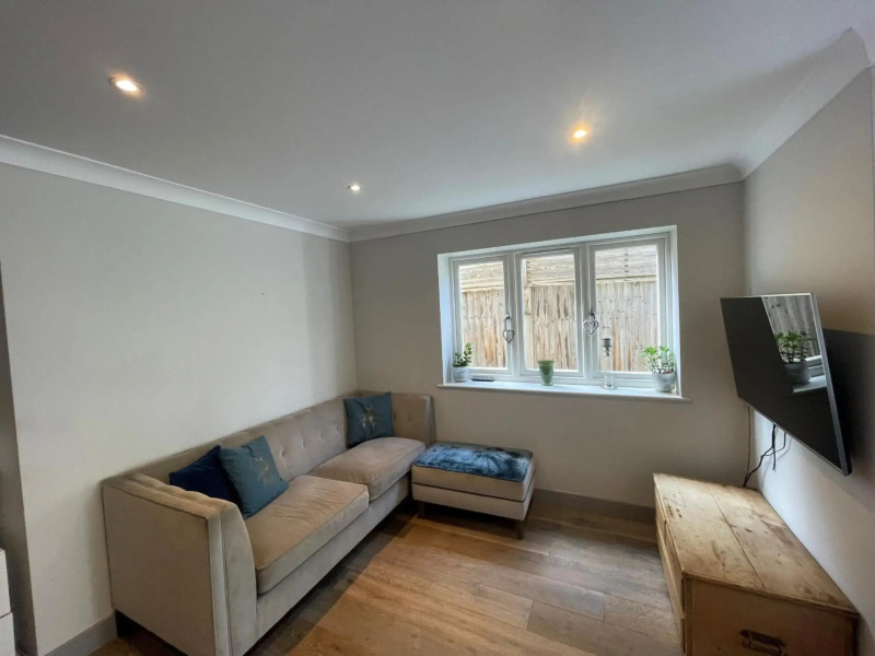 Ascot stunning and modern 4 bedroom town house with 156 sq ft garden office