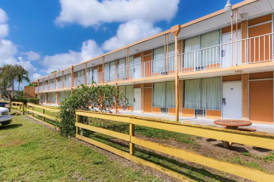 Hometowne Studios By Red Roof Vero Beach - I-95