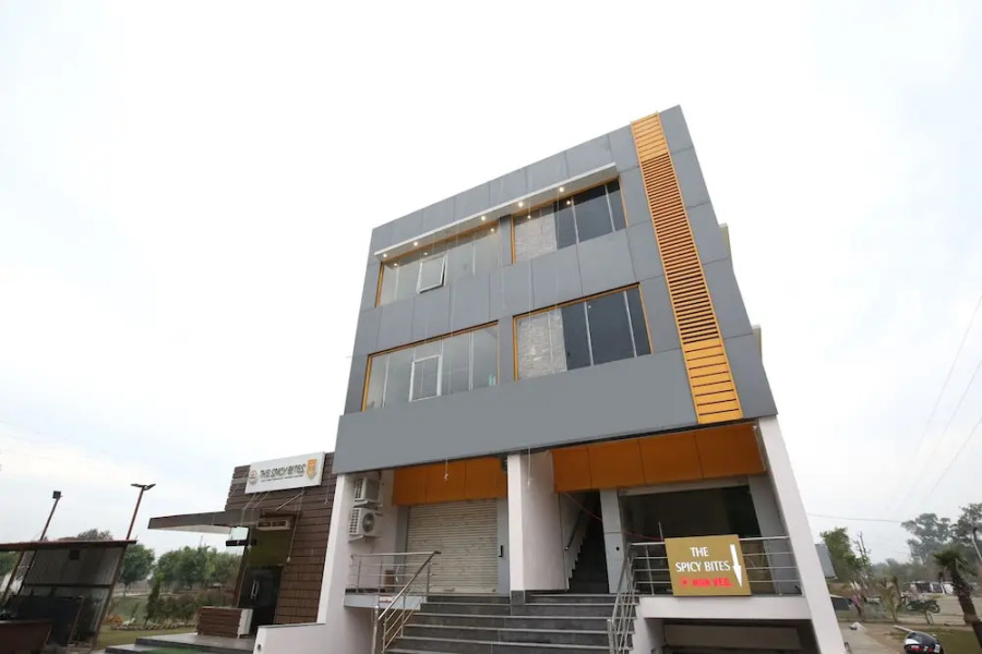 OYO 27743 Hotel Platina