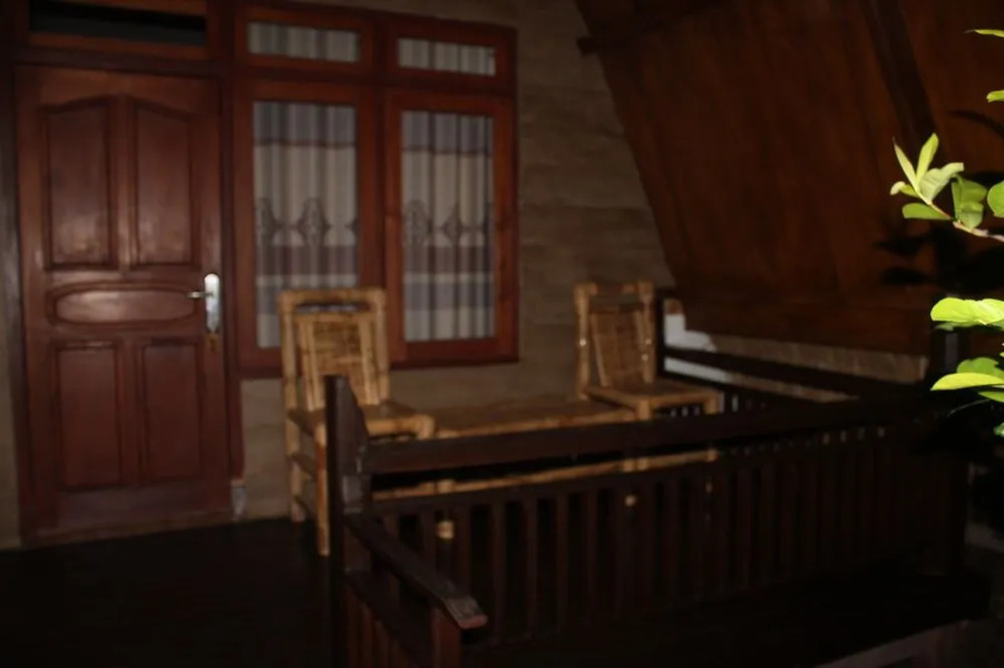 Coral Beach Pizza Cottages