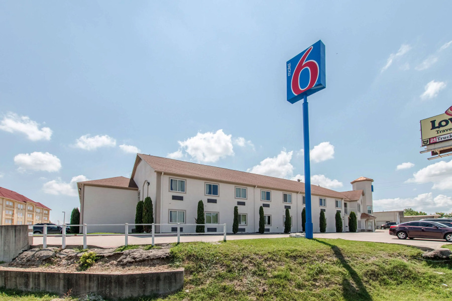 Motel 6 Hutchins