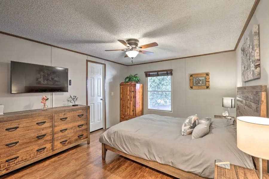 Hot Tub & Fire Pit at Luxe Blue Ridge Bungalow