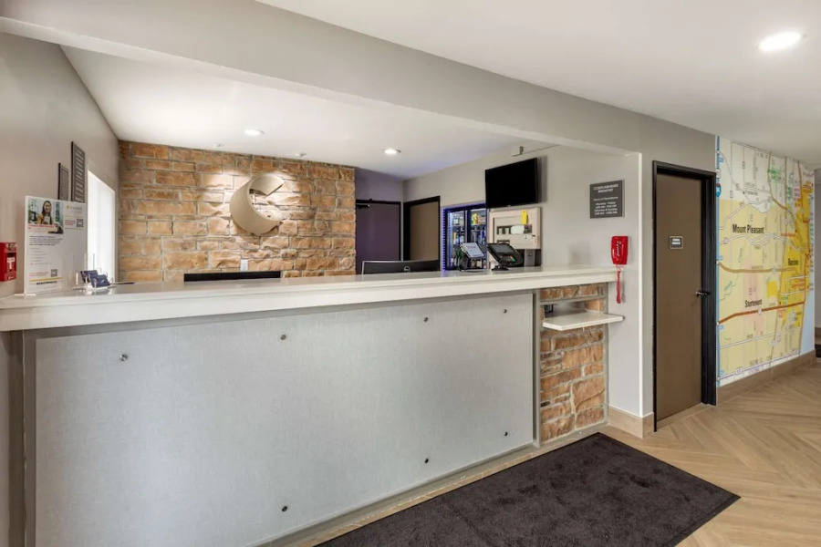 Super 8 Motel - Racine