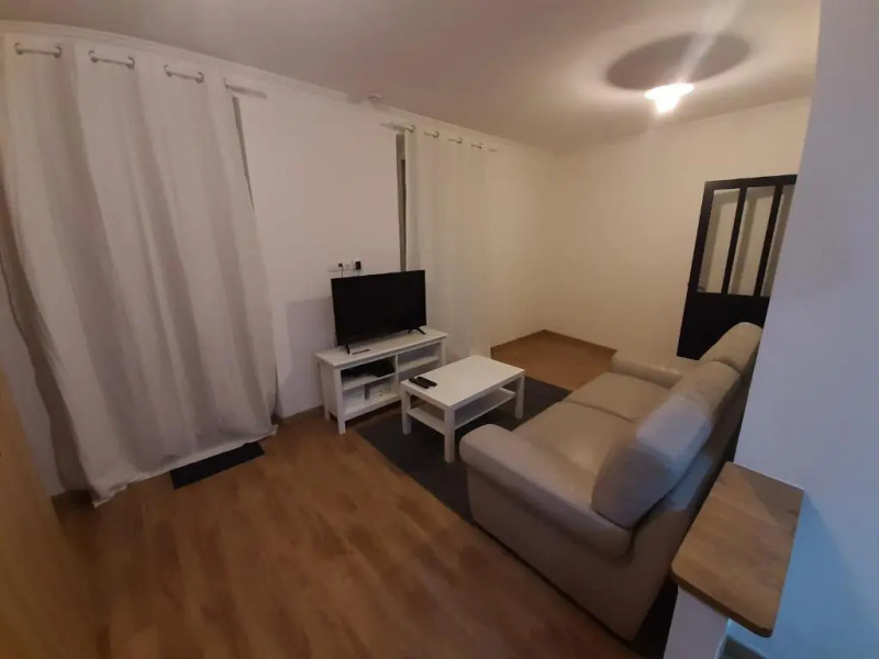 Appartement 2 pièces, proche RER, Bus et chateau