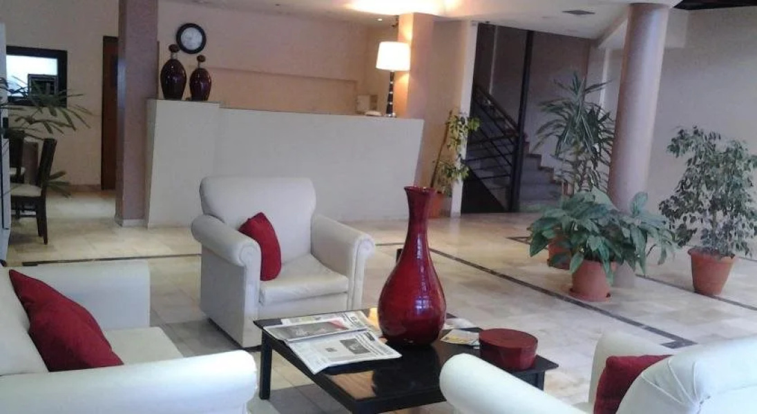 Lazaro Hotel