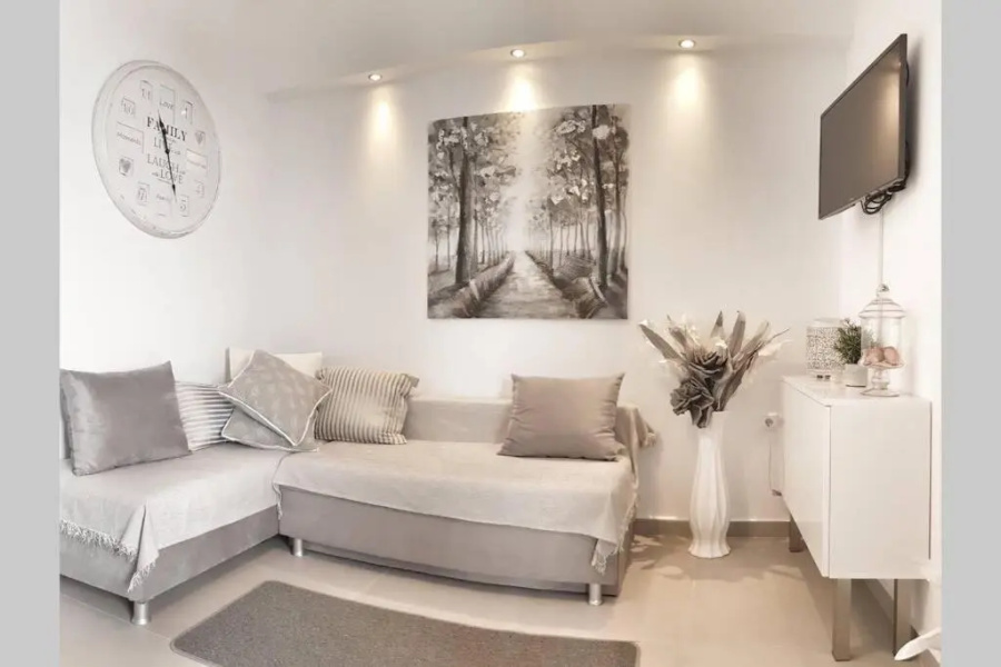 Polychrono New 2 Bedroom Apt. Just By The Sea!