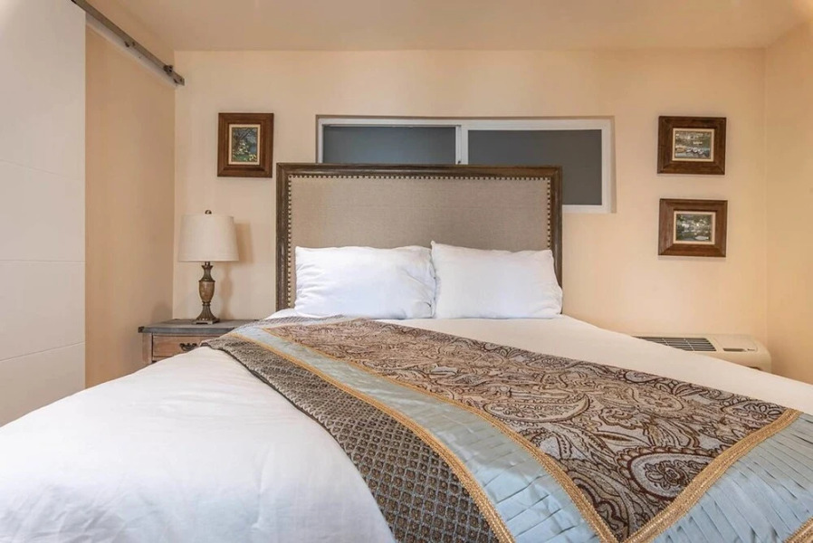 Oceanfront Malibu Beach House 1 bdr 4 Sleeps