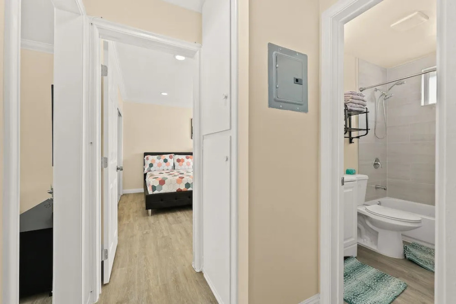 Sunny & Cheerful Near I-10 ~ Queen Beds ~ Parking