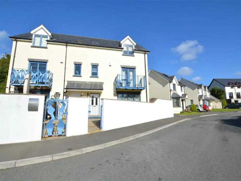 Comfortable Urban Residence Within Walking Distance of the City Centre and the Beach at Pembroke