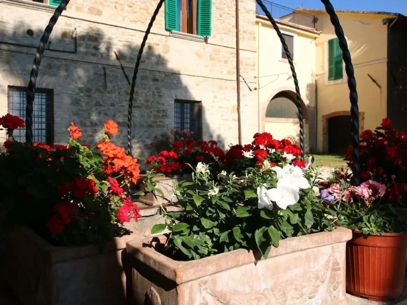 Stunning Farmhouse with Swimming Pool & Hot Tub in Umbria