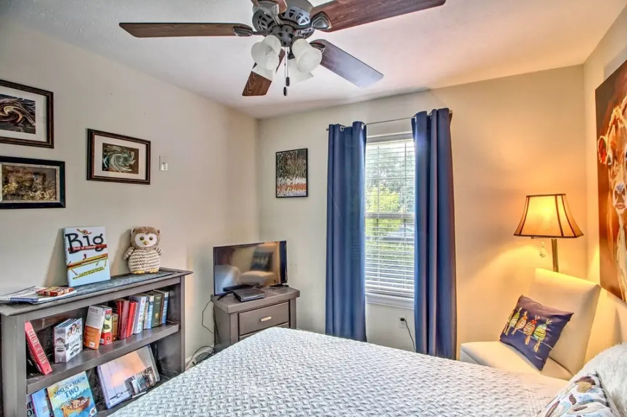 Pet-friendly Home w/ Yard: 9 Mi to Table Rock Lake