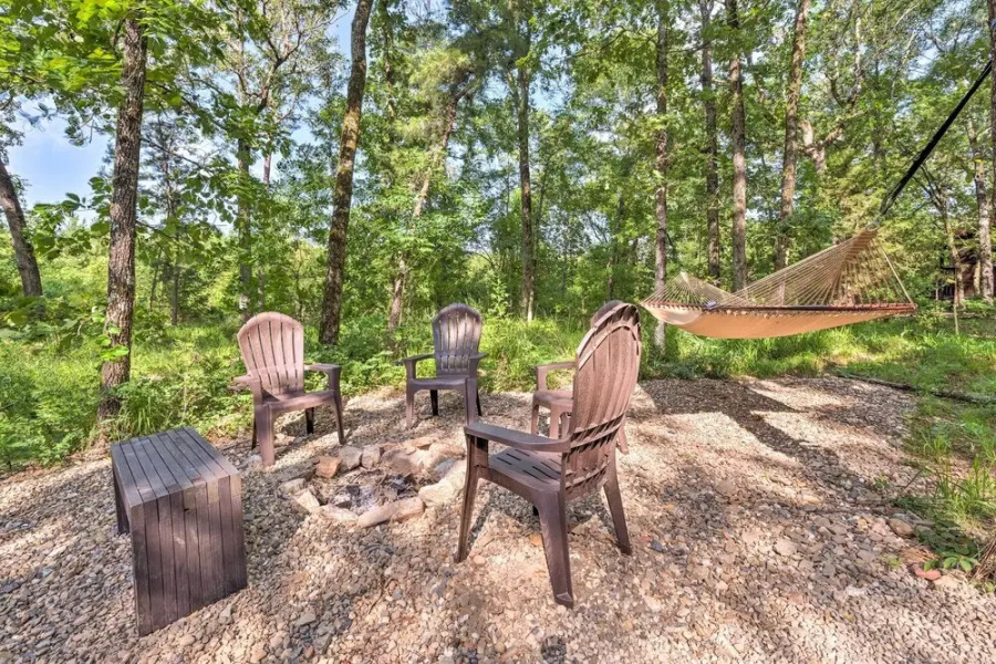 Broken Bow Tiny Home w/ Fire Pit: 4 Miles to Lake!