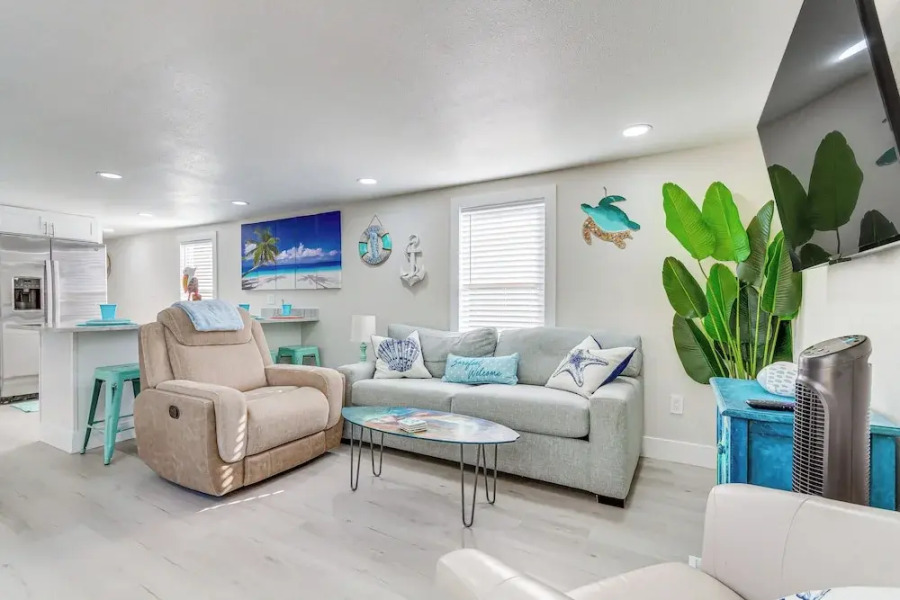 Gulf Breeze Home w/ Deck: Walk to Public Boat Ramp