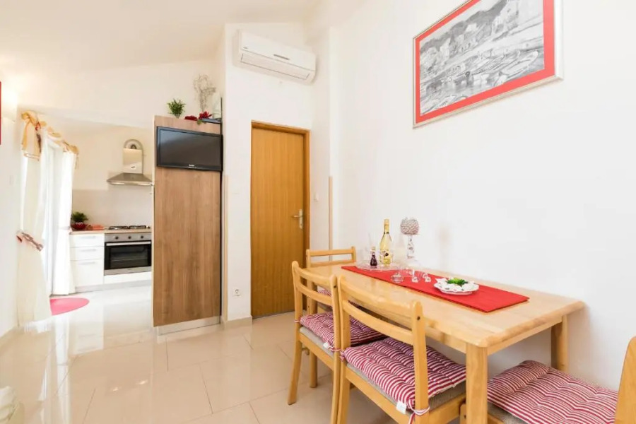 Apartments and rooms Roberto B.