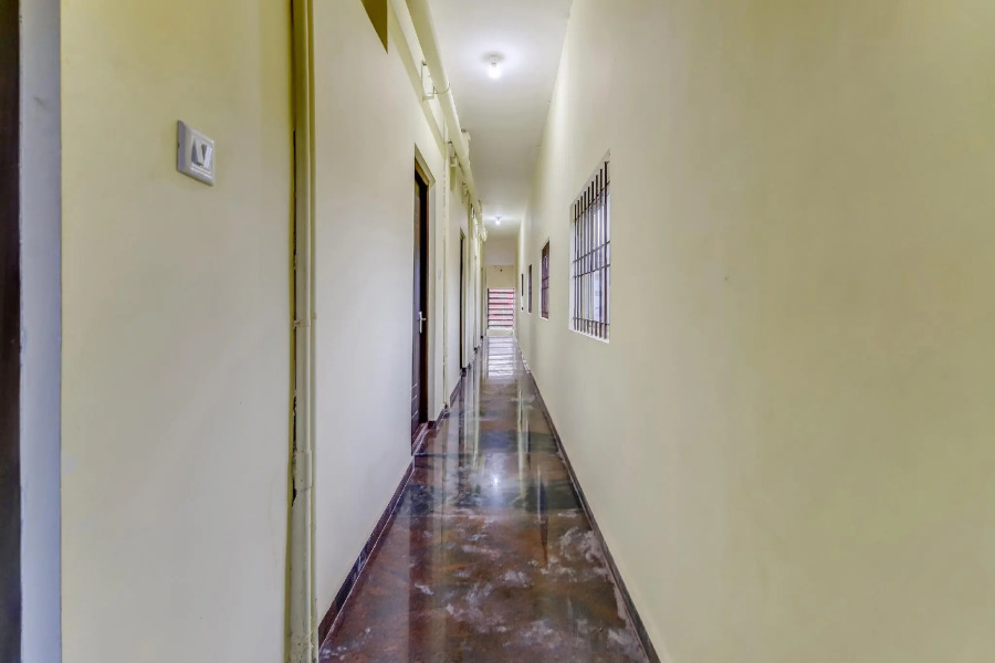 OYO 42776 Royal King