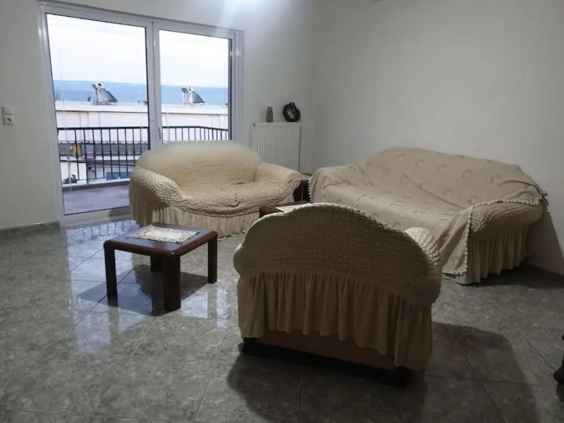 Πολυτελής όροφο διαμέρισμα, κοντά στην παραλία με εσωτερικό τζακι.