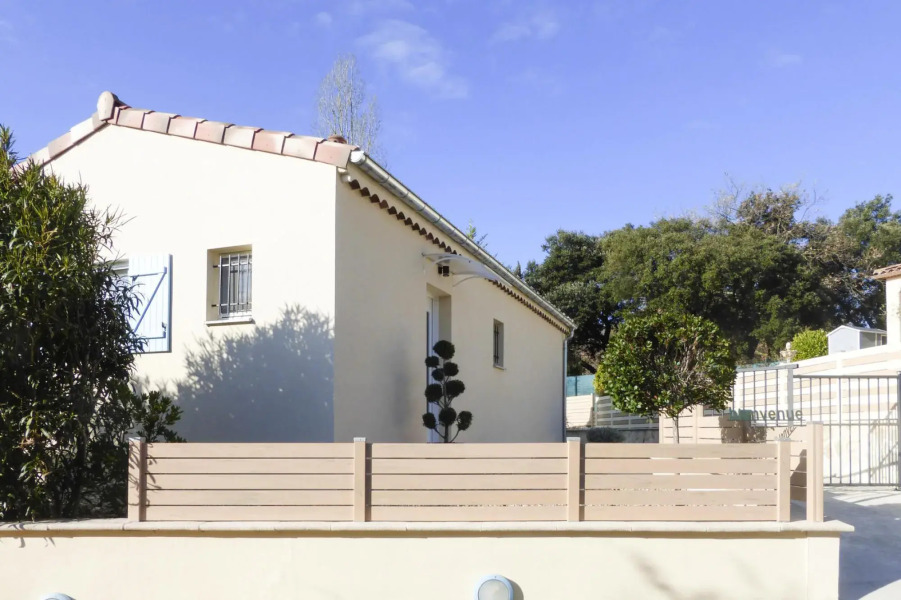 Nice Holiday Home With Private Terrace, Arpaillargues-et-aureillac