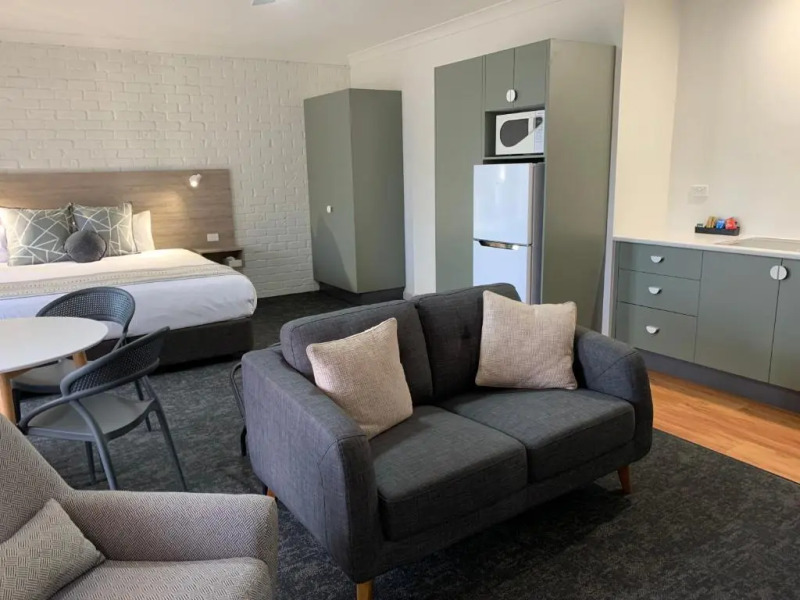 Hamilton's Henry Parkes Motor Inn, Parkes