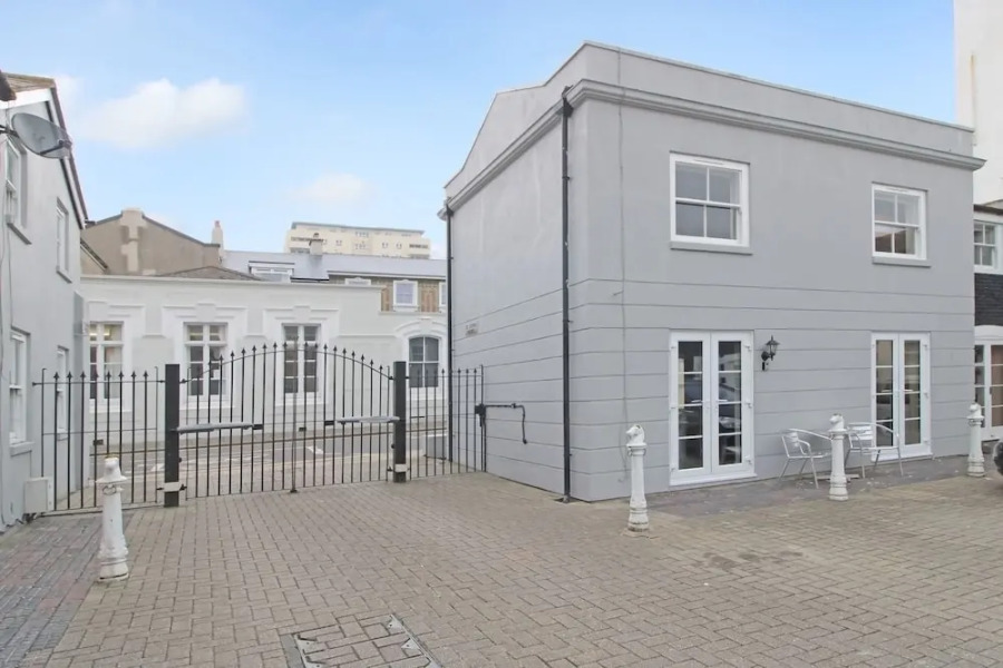 Brighton Getaways - Beach Lodge House