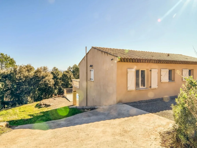 Plush Villa in Le Cannet-des-Maures with Private Pool