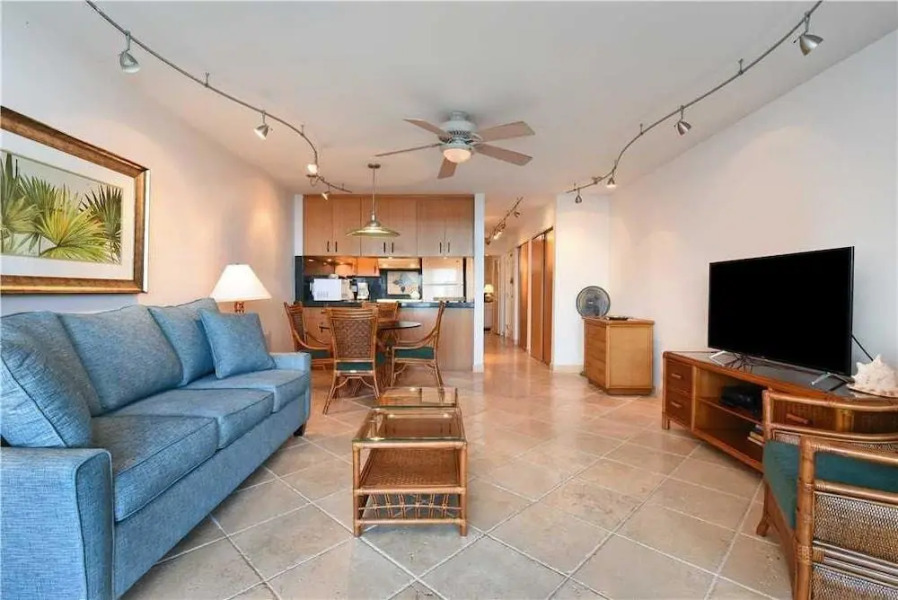 Makani Sands 102 by RedAwning