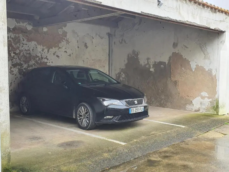 APPARTEMENT FACE au PORT et à L'OCEAN SAINT GILLES CROIX DE VIE WIFI BALCON PARKING PRIVE COUVERT