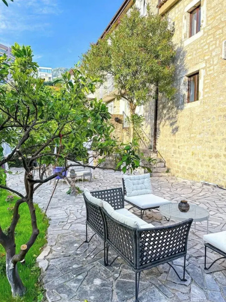 Sereni̇ta Stone House