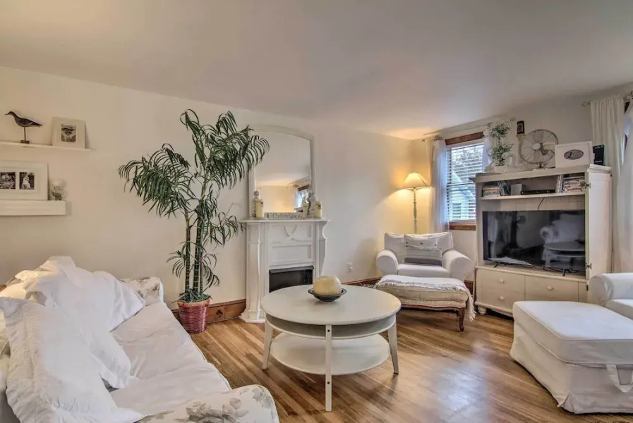 'chincoteague Charm' Escape w/ Bikes & Yard Games!