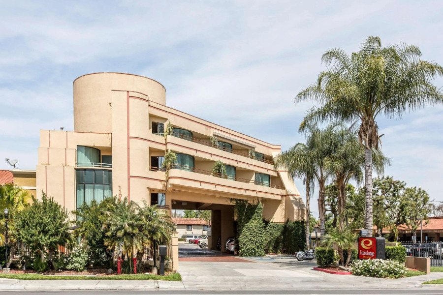 Econo Lodge Inn & Suites Riverside - Corona