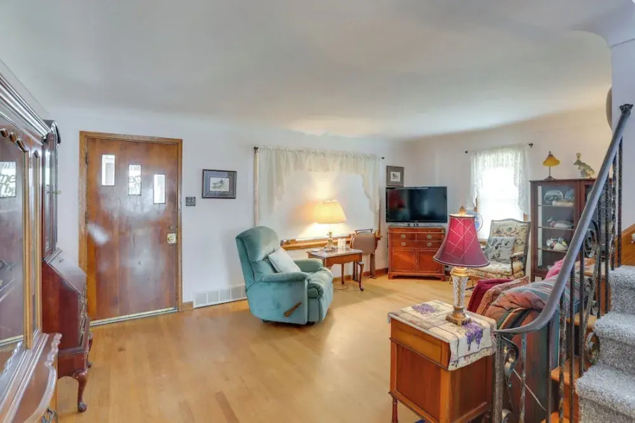 Home w/ Screened-in Porch < 1 Mi to Lake Erie