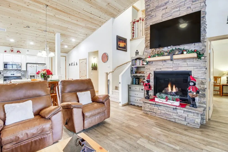 Cozy Show Low Cabin w/ Golfing & Paved Hiking!