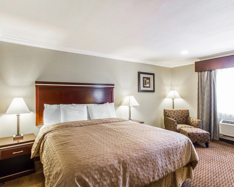 Econo Lodge Inn & Suites