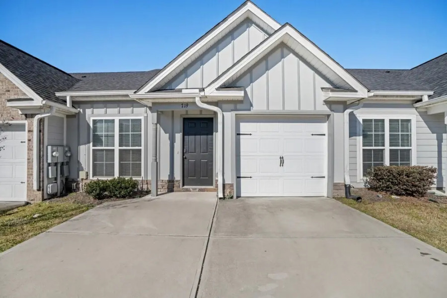 Good Vibes Only - Perfect Home In Quiet Residential Area With Work/study Space 4 Bedroom Townhouse by Redawning